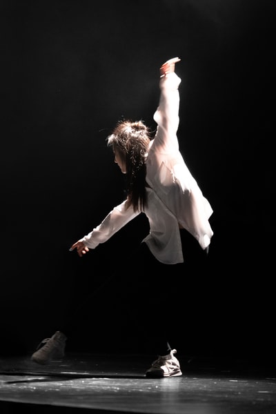 穿白衬衫的女人在舞台上跳舞